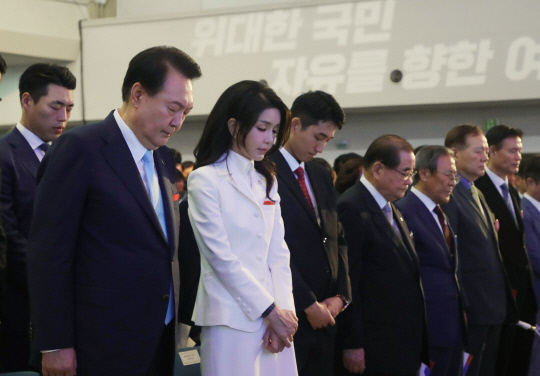 윤석열 대통령과 김건희 여사가 15일 서울 서대문구 이화여대 대강당에서 열린 제78주년 광복절 경축식에서 순국선열 및 호국영령에 대해 묵념하고 있다. 대통령실통신사진기자단=연합뉴스